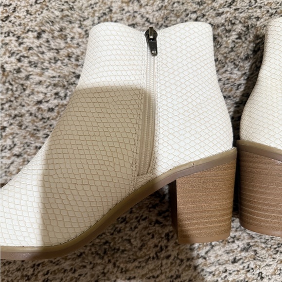 White Textured Ankle Boots - Target - size 7 - Picture 8 of 9